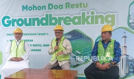 Direktur Utama (Dirut) PT Perperkebunan Nusantara III (Holding), Muhammad Abdul Ghani (tengah) memberikan keterangan pers terkait dengan rencana pengembangan tahap perama Agrowisata Kampoeng Kopi Banaran, didampingi Project Director PT Dyandra Banaran Nusantara (DBN), H Muh Alwi Mubarok Alaydrus (kiri) dan Kepala Dinas Pariwisata (Disparta) Kabupaten Semarang, Heru Subroto (kanan), di kompleks Kampoeng Kopi Banaran, Bawen, Kabupaten Semarang, Jumat (17/2).