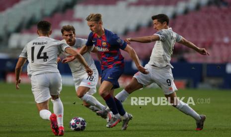 Frenkie de Jong (tengah) dari FC Barcelona beraksi melawan Ivan Perisic (kiri) Robert Lewandowski (kanan) dan Leon Goretzka (2L) dari Bayern Munich selama pertandingan sepak bola perempat final Liga Champions UEFA yang diadakan di Luz Stadium di Lisbon, Portugal, 14 Agustus 2020