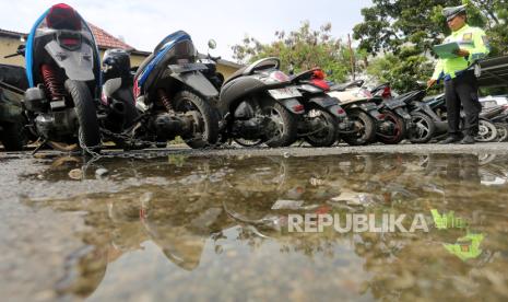 Personel Satuan Lalu lintas (Satlantas) Polres Aceh Barat mendata sepeda motor hasil penindakan balap liar di kantor Satuan Lalu Lintas Polres Aceh Barat, Aceh, Rabu (20/3/2024). Kepolisian Satlantas Polres Aceh Barat berhasil mengamankan 33 unit sepeda motor yang terlibat aksi balap liar yang dapat merugikan diri sendiri maupun orang lain dengan tujuam untuk menjaga keamanan dan kenyamanan masyarakat di bulan Ramadhan. 