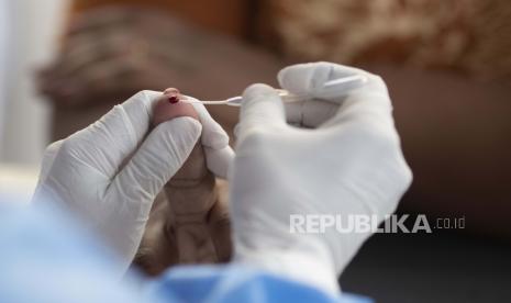 Petugas kesehatan mengambil sampel darah penduduk di lokasi pengujian COVID-19 di tengah pandemi coronavirus baru di Rio de Janeiro, Brasil, Jumat, 17 Juli 2020. 