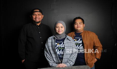 Sutradara dalam film Cinta dalam Ikhlas Fajar Bustomi (kiri) bersama aktris Adhisty Zara (tengah) dan aktor Alif Rivelino (kanan) saat berkunjung ke kantor Republika, Jakarta, Kamis (24/10/2024). Film Cinta dalm Ikhlas garapan sutradara Fajar Bustomi tersebut merupakan adaptasi dari novel berjudul Cinta dalam Ikhlas karya Abay Aditya yang akan tayang di bioskop pada 28 november 2024 mendatang yang perankan oleh Adhisty Zara sebagai Ara, Abun sungkar sebagai Athar dan Alif Rivelino sebagai Mamat.