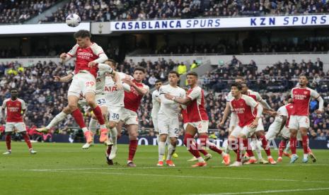 Kai Havertz dari Arsenal membersihkan bola saat pertandingan sepak bola Liga Premier Inggris antara Tottenham Hotspur dan Arsenal di Stadion Tottenham Hotspur di London, Inggris, Ahad (28/4/2024).