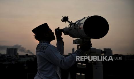 Pemantauan hilal. Hasil pemantauan hilal akan digunakan dalam sidang Isbat untuk menetapkan awal Ramadhan.