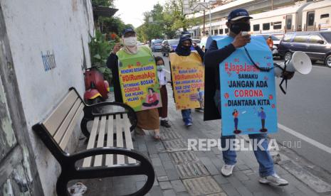 Petugas Dinas Kesehatan Sumut memakai seragam imbauan menyosialisasikan penyebaran COVID-19 di Jalan Stasiun Medan, Sumatera Utara, Selasa (16/6/2020). Kegiatan tersebut merupakan salah satu upaya pemerintah dalam menyampaikan sosialisasi pencegahan penyebaran COVID-19 dengan protokol kesehatan mengingat jumlah angka pasien positif di Sumut terus meningkat