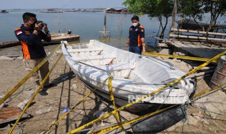 Tim Inafis Polda Jawa Tengah mengidentifikasi perahu yang tenggelam saat membawa rombongan wisata air di Waduk Kedung Ombo, Desa Wonoharjo, Kecamatan Kemusu, Kabupaten Boyolali, Jawa Tengah, Ahad (16/5/2021). 