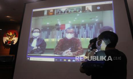 Tayangan video conference (vicon) yang menayangkan terdakwa mantan Dirut Garuda Indonesia Emirsyah Satar (kedua kiri) menjalani sidang pembacaan putusan di gedung KPK, Jakarta, Jumat (8/5). Majelis hakim memvonis Emirsyah Satar dengan hukuman delapan tahun penjara dan denda Rp1 Miliar subsider tiga bulan kurungan serta membayar uang pengganti sekitar 2,1 juta dolar Singapura subsider dua tahun kurungan karena terbukti menerima suap atas pembelian 50 mesin Roll-Royce untuk pesawat Airbus SAS pada PT Garuda Indonesia periode tahun 2005-2014