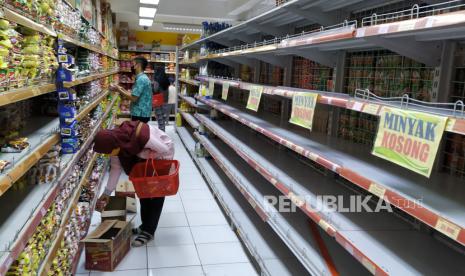 Etalase minyak goreng tampak kosong di salah satu supermarket, di Lembang, Kabupaten Bandung Barat, Sabtu (5/3/2022). Terbatasnya stok dan distribusi minyak goreng saat ini, membuat pasokan ke pasaran lungsung ludes diserbu konsumen.