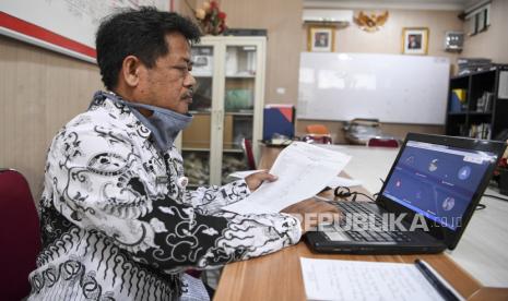 Seorang guru sedang mengajar secara daring (ilustrasi). Kemendikbudristek meminta pendidik dan tenaga kependidikan penerima BSU segera melakukan aktivasi sebelum 30 Juni 2021.