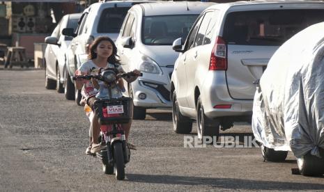 Anak-anak menaiki sepeda listrik di kawasan Jatinegara, Jakarta, Selasa (1/8/2023). Sepeda listrik mulai banyak dijumpai  seperti di kampung-kampung dan area kompleks. Sebagian besar sepeda listrik dinaiki oleh anak-anak karena tidak sedikit orang tua menganggapnya sebagai mainan.Tak jarang, mereka mengendarainya sambil ngebut dan bahkan masuk ke jalan umum. Berdasarkan dalam Peraturan Menteri Perhubungan No 45 Tahun 2020 tentang Kendaraan Tertentu dengan Menggunakan Penggerak Motor Listrik, sebenarnya sudah diatur jika usia minimal pengendara sepeda listrik adalah 12 tahun. Untuk pengendara usia 12-15 tahun, tetap harus didampingi oleh orang dewasa.