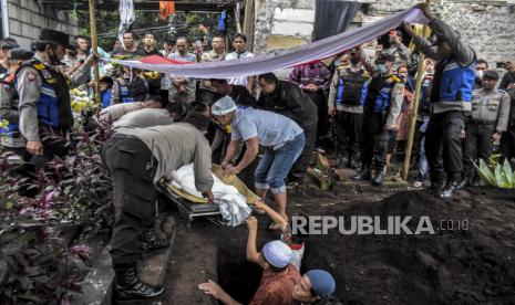 Masyarakat Diminta tidak Sebarkan Foto Bom Bunuh Diri di Polsek Astana Anyar. Foto: Petugas kepolisian bersama keluarga memakamkan jenazah almarhum Aiptu Anumerta Sofyan di pemakaman keluarga di Jalan Sukahaji, Kecamatan Sukasari, Kota Bandung, Rabu (7/12/2022). Aiptu Anumerta Sofyan merupakan korban meninggal dunia dalam peristiwa ledakan bom bunuh diri di Polsek Astana Anyar, Kota Bandung. Republika/Abdan Syakura