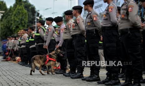 Personel Kepolisian (Ilustrasi). Personel Polri diserukan berhati-hati dalam berinteraksi di media sosial karena bisa berdampak kepada institusi.