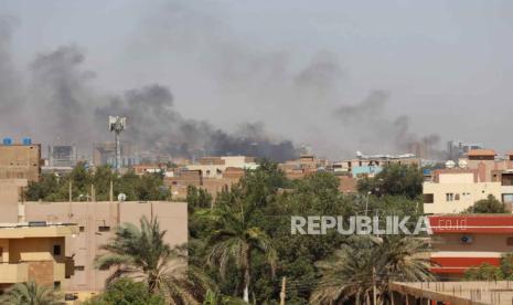 Asap mengepul di atas kota selama pertempuran yang sedang berlangsung antara tentara Sudan dan paramiliter Pasukan Dukungan Cepat (RSF) di Khartoum, Sudan, 19 April 2023. 