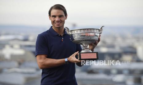  Rafael Nadal dari Spanyol berpose dengan trofi di atap department store Galerie Lafayette satu hari setelah menang melawan Novak Djokovic dari Serbia dalam pertandingan final putra mereka selama turnamen tenis Prancis Terbuka di Roland Garros  Paris, Prancis, 12 Oktober 2020.