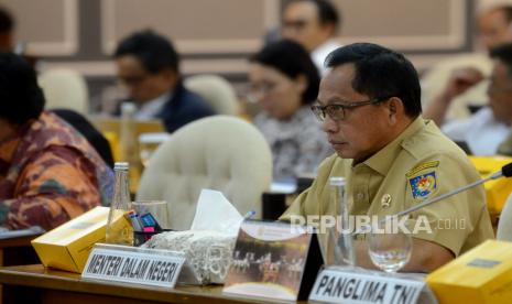 Menteri Dalam Negeri (Mendagri) Muhammad Tito Karnavian mengikuti rapat konsultasi dengan Wakil Ketua DPR dan Pimpinan Komisi DPR di Ruang Pansus, Kompleks Parlemen, Senayan, Jakarta, Senin (10/7/2023). Rapat tersebut membahas evaluasi dan pelaksanaan pengelolahan batas wilayah negara dan kawasan perbatasan tahun 2023 - 2024.