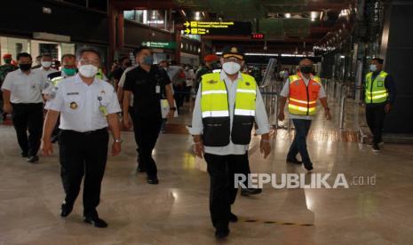 Menteri Perhubungan Budi Karya Sumadi (tengah) didampingi Dirjen Perhubungan Udara Novie Rianto (kiri) meninjau kesiapan pelaksanaan tatanan normal baru di Terminal 2 Bandara Soekarno Hatta, Tangerang, Banten, Kamis (25/6/2020). PT Angkasa Pura II selaku pengelola menyiapkan sejumlah fasilitas baru di Bandara Soekarno-Hatta, sebagai persiapan menghadapi penerapan tatanan normal baru di tengah pandemi COVID-19, seperti pusat kesehatan untuk rapid test dan swab test, mesin penjual otomatis penyedia alat pelindung diri dan alat pembayaran nontunai. 