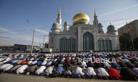  Umat Muslim berdoa di luar Masjid Katedral Moskow saat perayaan di Moskow, Rusia, Sabtu, 9 Juli 2022. Di seluruh dunia, umat Islam akan menandai berakhirnya ibadah haji dengan Idul Adha. Liburan memperingati kesediaan Nabi Ibrahim untuk mengorbankan putranya Ismail atas permintaan Tuhan. Muslim secara tradisional menyembelih domba dan sapi, membagi daging di antara yang membutuhkan, teman dan kerabat.