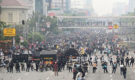 Pengunjuk rasa yang menolak UU Cipta Kerja atau Omnibus Law terlibat bentrokan dengan petugas kepolisian di kawasan Harmoni, Jakarta, Kamis (8/10).