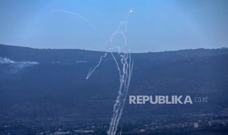  Sistem pertahanan udara Iron Dome Israel mencegat proyektil yang ditembakkan dari Lebanon selatan di atas Kiryat Shmona, Israel utara, Sabtu (13/7/2024). Militer Israel menyatakan bahwa pada 13 Juli telah mengidentifikasi ada sekitar 15 peluncuran rudal yang melintasi dari Lebanon ke Israel utara. Akibat jatuhnya pecahan peluru dari pencegat rudal, empat tentara Israel terluka - satu luka parah, satu luka sedang, dan dua lainnya luka ringan.  