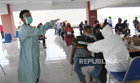 Petugas medis mengambil sampel darah saat tes diagnostic cepat (rapid test) COVID-19 di Pasar Prambanan, Sleman, DI Yogyakarta, Selasa (9/6/2020). Pemerintah Kabupaten Sleman menggelar rapid test (RDT) kepada 790 pedagang dan tes swab polymerase chain reaction (PCR) 30 pedagang di 14 pasar tradisional Kabupaten Sleman