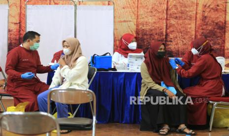 Petugas menyuntikkan vaksin kepada warga yang mengikuti Gebyar Vaksinasi Jabar Juara di Indramayu, Jawa Barat, Rabu (8/9/2021). Pemprov Jabar menargetkan 37 juta warga Jawa Barat tervaksinasi COVID-19 hingga Desember mendatang untuk mencapai kekebalan Komunal (Herd Immunity). 