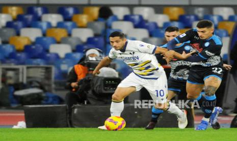 Pemain depan Hellas Verona Gianluca Caprari (kiri).