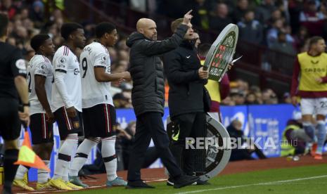 Pelatih kepala Manchester United Erik ten Hag memberi isyarat saat dia melakukan tiga pergantian pemain selama pertandingan sepak bola Liga Premier Inggris antara Aston Villa dan Manchester United di Villa Park di Birmingham, Inggris, Ahad, 6 November 2022.