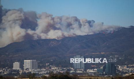 Kepulan asap terlihat saat terjadinya kebakaran besar yang melanda kawasan Pacific Palisades, Los Angeles, California, Selasa (7/1/2025) waktu setempat. Kebakaran hutan yang dipicu oleh angin kencang melanda lereng bukit Los Angeles, menghanguskan sedikitnya 770 hektare lahan termasuk permukiman warga. Kebakaran terus meluas akibat hembusan angin kencang. Evakuasi sedang dilakukan karena potensi ancaman terhadap nyawa dan harta benda. Sebanyak 30.000 orang dievakuasi akibat kebakaran tersebut yang saat ini terus meluas.