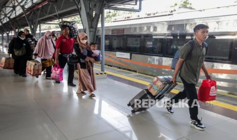 Penumpang mudik pada hari raya Idul Adha.