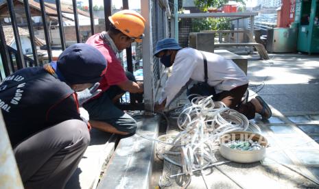 Pemasangan lampu LED Strip disepanjang pagar Teras Cihampelas, Kota Bandung. (Ilustrasi)