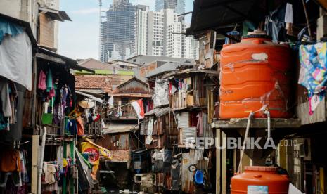 Di tengah semarak peringatan ulang tahun, ibu kota menyimpan tugas berat, pengangguran dan kemiskinan.