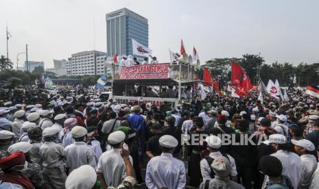 Sejumlah massa melakukan aksi unjuk rasa menolak RUU Haluan Ideologi Pancasila (HIP) di depan Gedung DPR, Jakarta, Rabu, (24/6). Massa yang tergabung dalam Aliansi Nasional Anti Komunis tersebut menolak Rancangan Undang-Undang (RUU) Haluan Ideologi Pancasila (HIP) agar segera dicabut dan dibatalkan dari prolegnas. Republika/Putra M. Akbar