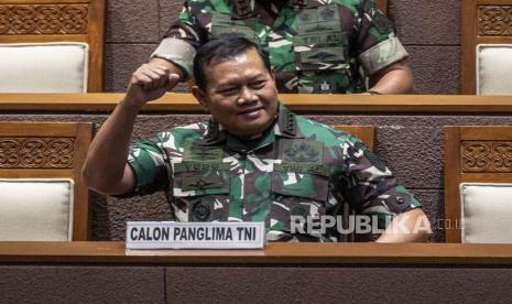 Calon Panglima TNI Laksamana TNI Yudo Margono mengikuti Rapat Paripurna Ke-12 Masa Persidangan II Tahun Sidang 2022-2023 di Kompleks Parlemen, Senayan, Jakarta, Selasa (13/12/2022). DPR menyepakati penetapan Laksamana TNI Yudo Margono sebagai Panglima TNI untuk menggantikan Jenderal TNI Andika Perkasa yang akan memasuki masa pensiun. 