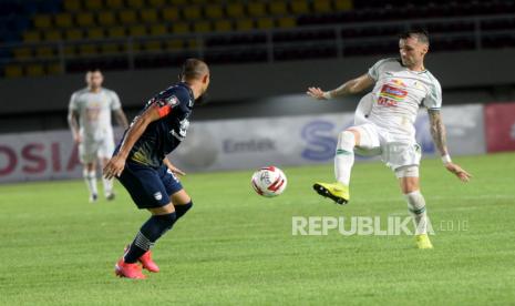 Penyerang PSS Nico Velez mencoba melewati bek Persib Supardi Nasir pada pertandingan semifinal Piala Menpora 2021 di Stadion Manahan, Solo, Jawa Tengah, Senin (19/4). Persib memastikan melaju ke babak final usai bermain imbang 1-1 melawan PSS. Persib menang Engan agregat 3-2. Di final Persib akan menghadapi musuh bebuyutan Persija.