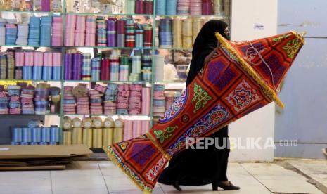 Seorang wanita Saudi berbelanja dekorasi Ramadhan untuk menandai awal Bulan Suci Ramadhan di pasar lokal di Riyadh, Arab Saudi, (22/3/2023). Akhirnya Iran dan Oman Awali Ramadhan Berbarengan dengan Arab Saudi