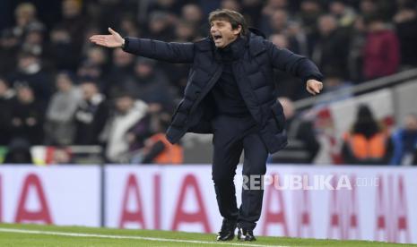  Manajer Tottenham Hotspur Antonio Conte bereaksi saat pertandingan sepak bola leg kedua semifinal Piala Carabao Inggris antara Tottenham Hotspur dan Chelsea FC di London, Inggris, Kamis (13/1/2022) dini hari WIB.