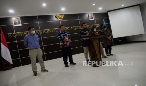 Ketua Komnas HAM Ahmad Taufan Damanik (kedua kiri) bersama Komisioner Komnas HAM Beka Ulung Hapsara (kiri), Sandrayati Moniaga (kedua kanan), M. Choirul Anam (tengah) dan Ketua Komnas Perempuan Andy Yentriyani (kedua kanan) memberikan keterangan pers di Jakarta, Senin (8/8/2022). Komnas HAM bekerja sama dengan Komnas Perempuan untuk memeriksa istri Irjen Ferdy Sambo, Putri Candrawathi terkait kasus tewasnya Brigadir J. Republika/Putra M. Akbar