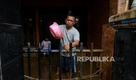 Warga membersihkan endapan lumpur di rumahnya yang terendam banjir di Jalan Kemuning Dalam 4, Pejaten Timur, Pasar Minggu, Jakarta Selatan, Sabtu (25/5/2024). Sebanyak sekitar 18 rumah terendam banjir sejak dini hari sekitar pukul 02.00 WIB yang diduga akibat luapan sungai Ciliwung. Saat ini banjir di lokasi tersebut berangsur surut dari sebelumnya ketinggian air mencapai 2,6 meter, kini tinggal sekitar  45 centimeter.