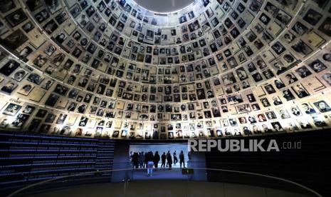 Pengunjung melihat pameran di Museum Peringatan Holocaust Yad Vashem di Yerusalem, Israel, 26 Januari 2023. Hari Peringatan Holocaust Internasional diperingati setiap tahun pada tanggal 27 Januari.