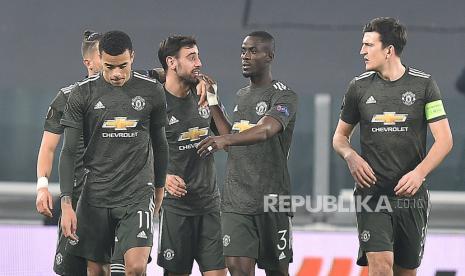 Para pemain Manchester United merayakan keunggulan 2-0 dalam pertandingan leg pertama babak 32 besar Liga Eropa UEFA Manchester United FC vs Real Sociedad de Futbol di Stadion Allianz di Turin, Italia, 18 Februari 2021.