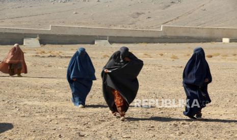 Perempuan Afghanistan berkumpul untuk menerima barang bantuan musim dingin yang didistribusikan oleh UMMAH Welfare Trust (UWT), sebuah badan amal bantuan,di Kandahar, Afghanistan, (28/12/2023).