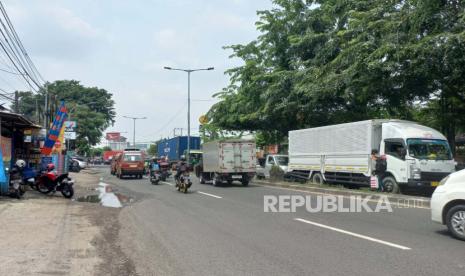 Menjelang 4 hari lebaran kendaraan tiga sumbu seperti kontainer dan truk masih bebas melintas di jalan Sudirman Bekasi Kota. (ilustrasi) 