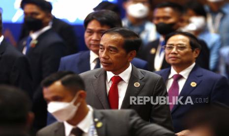  Presiden Indonesia Joko Widodo (tengah) 