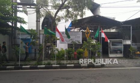 Jemaat GKI Sidoarjo secara sukarela memasang bendera merah putih dan bendera NU untuk memeriahkan Puncak Resepsi Satu Abad NU yang akan digelar di Gelora Delta Sidoarjo pada Selasa (7/2/2023). GKI Sidoarjo Sediakan Tempat Istirahat Bagi Jamaah Satu Abad NU