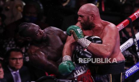 Tyson Fury dari Inggris (kanan) beraksi melawan Deontay Wilder dari AS selama 12 ronde pertarungan gelar juara dunia kelas berat WBC di arena T-Mobile di Las Vegas, Nevada, AS, 09 Oktober 2021.