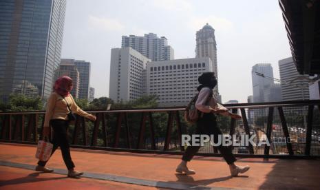 Warga melintas memakai masker untuk melindungi diri dari debu, di Jalan Sudirman, Jakarta, Selasa (8/8/2023). Legislator mengingatkan masalah polusi udara di Jakarta sangat mendesak untuk diatasi