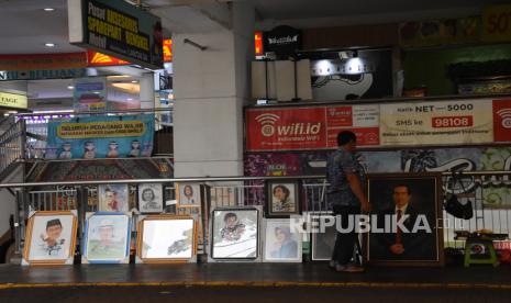 Pengunjung melihat lukisan di selasar pertokoan kawasan Blok M, Jakarta, Jumat (6/11). Kamar Dagang dan Industri (Kadin) DKI Jakarta mengapresiasi kebijakan Pemerintah Provinsi DKI Jakarta untuk tidak melakukan lockdown akhir pekan seperti Jawa Tengah. 