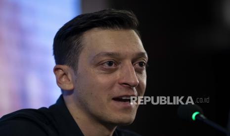 Mantan pemain internasional Jerman Mesut Oezil. Oezil mendoakan sekaligus menyampaikan pesan moral atas serangan tentara Israel terhadap warga Palestina, Sabtu (8/4/2023). 