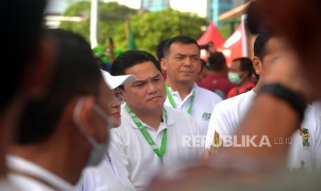 Menteri BUMN RI Erick Thohir (tengah) saat mengikuti Jalan Sehat Menuju 1 Abad NU di Pura Mangkunegaran, Surakarta, Jawa Tengah, Ahad (22/1/2023). Ribuan warga Nahdliyin mengikuti jalan sehat bersama Presideden Joko Widodo dan beberapa menteri. Selain untuk olahraga, kegiatan ini dalan rangkaian kegiatan menyambut 1 Abad NU.