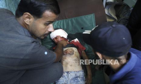 Petugas medis Palestina merawat seorang anak yang terluka akibat pemboman Israel. Setidaknya 1.500 penduduk Gaza telah kehilangan penglihatan mereka akibat agresi militer yang brutal.