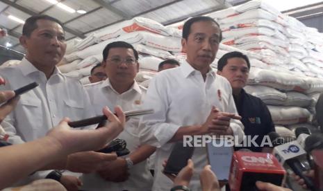 Presiden Jokowi saat meninjau persediaan beras di Gudang Bulog Dramaga, Kabupaten Bogor, Jawa Barat, Senin (11/9/2023).